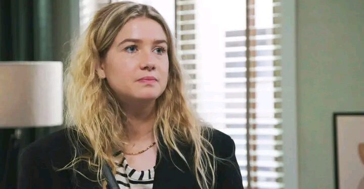 In een onverwachte wending heeft actrice Charlotte Sieben aangekondigd dat ze stopt met haar rol in de populaire en langlopende Vlaamse soap Familie.