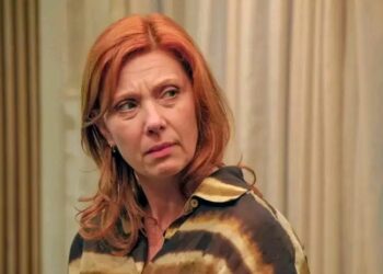 Fans van de populaire Vlaamse soap Familie kunnen zich opmaken voor een emotionele achtbaan, want actrice Sandrine Hébrants heeft laten weten dat de seizoensfinale allesbehalve rustig zal verlopen👇