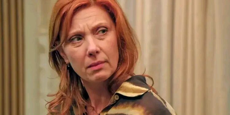 Fans van de populaire Vlaamse soap Familie kunnen zich opmaken voor een emotionele achtbaan, want actrice Sandrine Hébrants heeft laten weten dat de seizoensfinale allesbehalve rustig zal verlopen👇