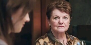 De geliefde actrice Janine Bischops heeft eindelijk openlijk gesproken over haar emotionele strijd. Ze gaf toe dat ze achter de schermen moeilijke momenten doormaakt. In een ontroerende bekentenis onthulde ze: “Elke avond pink ik een traantje weg…”