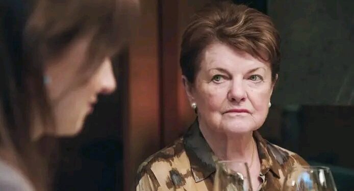 De geliefde actrice Janine Bischops heeft eindelijk openlijk gesproken over haar emotionele strijd. Ze gaf toe dat ze achter de schermen moeilijke momenten doormaakt. In een ontroerende bekentenis onthulde ze: “Elke avond pink ik een traantje weg…”