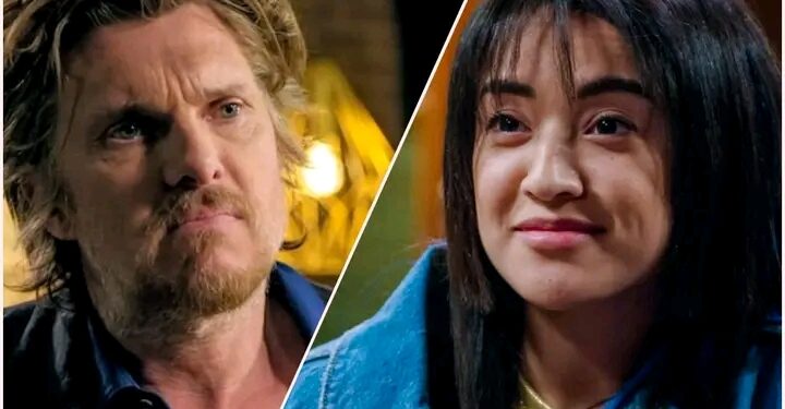 Fans van de populaire soap Familie zijn met stomheid geslagen na de dramatische cliffhanger in de meest recente aflevering. In een onverwachte en ijzingwekkende wending trok Ward een wapen en vuurde op Yoko en Rudi. Nu vragen kijkers zich massaal af: overleven ze deze aanval?👇