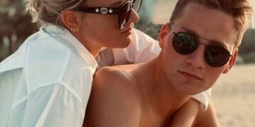 In een zeldzame en oprechte onthulling heeft Sarah De Bie, de echtgenote van de Belgische wielerster Wout van Aert, openhartig gesproken over de emotionele uitdagingen waarmee haar man achter de schermen in stilte te maken heeft.