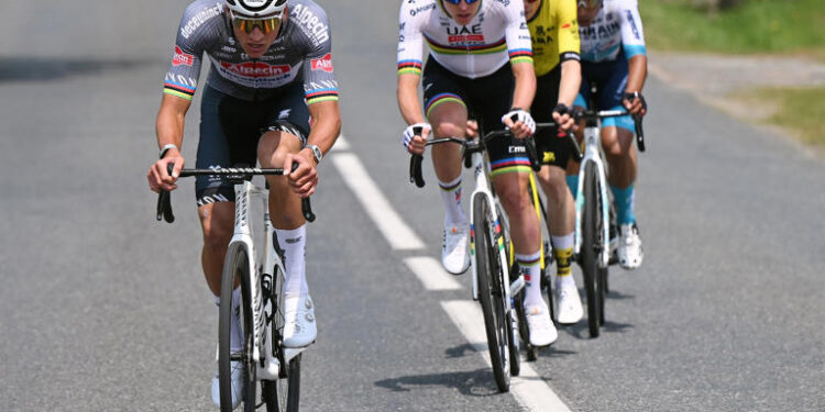 ‘Ik Zat in een Andere Gewichtsklasse’ – Mathieu van der Poel Teleurgesteld na Derde Plaats in Spannende Opening van Critérium du Dauphiné