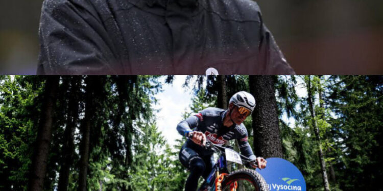 Nieuw bewijs: Adrie van der Poel slaat alarm over mogelijke sabotage bij val van Mathieu van der Poel in Nové Město: “Er was een intern probleem voordat de wedstrijd begon”