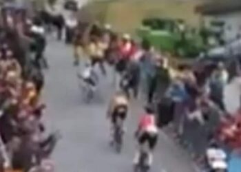 Tussensprint: Wout van Aert valt klungelig en heeft hevige pijn