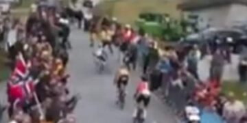 Tussensprint: Wout van Aert valt klungelig en heeft hevige pijn