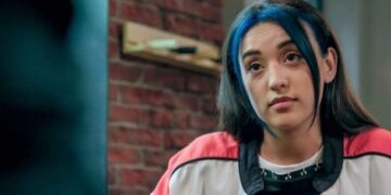 Cyra Gwynth, de actrice achter het geliefde personage Yoko Daniëls in de populaire Vlaamse soap Familie, staat op het punt een grote wending te brengen in de reeks. Fans kijken reikhalzend uit naar de komende afleveringen, want Yoko’s verhaallijn belooft voor heel wat opschudding te zorgen.