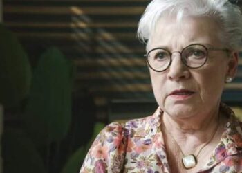 Goed nieuws voor de fans van Familie: Anke Helsen blijft officieel de rol van Brigitte vertolken, nu Janine Bischops heeft bevestigd dat ze uit de reeks stapt.