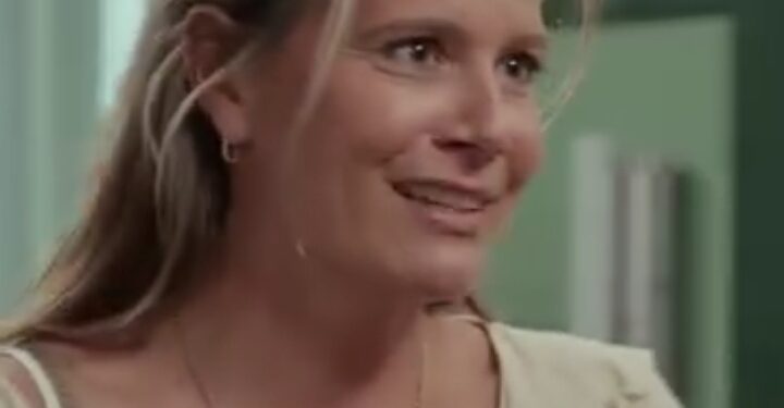 Er heerst volop enthousiasme onder de fans van de populaire Vlaamse soap Familie, nu een nieuw personage zijn intrede doet in de reeks. Kiki, gespeeld door actrice Nathalie, weet nu al harten te veroveren met haar warme, opgewekte en trouwe persoonlijkheid.