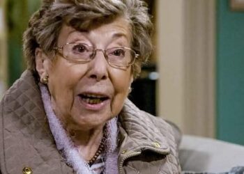 Annie Geeraerts is 98 jaar oud, en toch zien we haar nog steeds aan het werk als “de bomma” in Familie. Onlangs stapte ze echter naar de makers van Familie voor een gesprek over haar toekomst in de reeks…