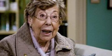 Annie Geeraerts is 98 jaar oud, en toch zien we haar nog steeds aan het werk als “de bomma” in Familie. Onlangs stapte ze echter naar de makers van Familie voor een gesprek over haar toekomst in de reeks…