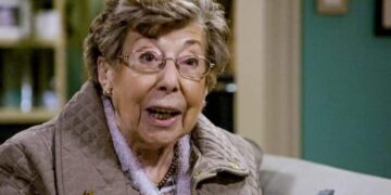 Annie Geeraerts spreekt met veel lof over hoe ze bij Familie behandeld wordt.👇