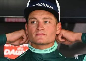 Mathieu van der Poel laat opnieuw het wielerland daveren met zijn opmerkelijke vorm en mysterieuze plannen. Na een reeks indrukwekkende prestaties en onverwachte beslissingen staan zowel fans als analisten voor een raadsel: wat heeft de Nederlandse alleskunner in petto?⬇️