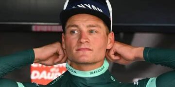 Mathieu van der Poel laat opnieuw het wielerland daveren met zijn opmerkelijke vorm en mysterieuze plannen. Na een reeks indrukwekkende prestaties en onverwachte beslissingen staan zowel fans als analisten voor een raadsel: wat heeft de Nederlandse alleskunner in petto?⬇️