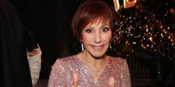 Fans van ‘Familie’ mogen zich opmaken voor een emotionele achtbaan, want de seizoensfinale belooft vol verrassende wendingen en intense spanning te zitten.👇