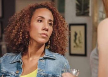 De spanningen lopen op in de nieuwste aflevering van Familie, nu Jan steeds achterdochtiger wordt over het gedrag van Ward. Jan vermoedt dat Ward hem en Jelle in het geheim volgt met een camionette👇.