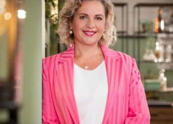 Achter de schermen van de populaire Vlaamse soap Familie gaat het er soms een stuk luchtiger aan toe dan op het scherm. Actrice Caroline Maes, bekend als Mieke Van den Bossche, zorgde onlangs voor een komisch intermezzo door een stevige grap uit te halen op de set.👇