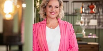 Achter de schermen van de populaire Vlaamse soap Familie gaat het er soms een stuk luchtiger aan toe dan op het scherm. Actrice Caroline Maes, bekend als Mieke Van den Bossche, zorgde onlangs voor een komisch intermezzo door een stevige grap uit te halen op de set.👇