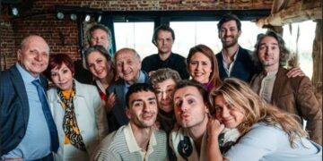 Familiegeheimen: Ruben en Paul – Uitgekeken tot het einde Het verhaal speelt zich af vóór Bert naar het buitenland vertrekt. Het draait niet echt om Yoko — dat meisje was gewoon een slachtoffer van Paul, die eigenlijk een huurmoordenaar is. Paul woont samen met Ruben, Rubens moeder en een meisje dat zogezegd zijn dochter is — maar dat is ze niet.Volledige details hier👇