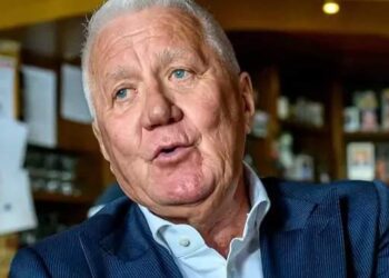 In een opvallende en scherpe uithaal heeft ploegbaas Patrick Lefevere zich kritisch uitgelaten over Wout van Aert. Volgens Lefevere is de Belgische wielerster “geen partij” voor de absolute wereldtop.