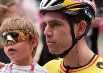 Smoesje? Boezemvriend schept duidelijkheid over zieke Van Aert