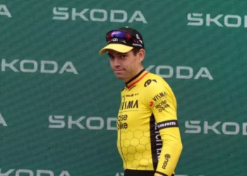 Nu de Tour de France dichterbij komt, zijn alle ogen gericht op Wout van Aert, een van de meest veelzijdige en bewonderde figuren in het wielrennen. De Belgische krachtpatser heeft een turbulent seizoen achter de rug, gekenmerkt door blessureleed en onzekerheid over zijn vorm. Maar met de Tour in aantocht is de grote vraag: