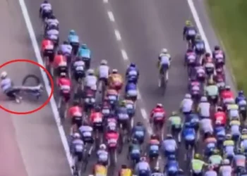 “Iets wat ik oprecht betreur en waarvoor ik mijn excuses aanbied” – Domestique van Mathieu van der Poel aanvaardt gevolgen van tweede gele kaart