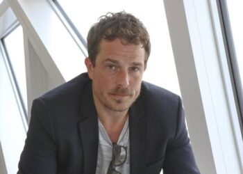 Fans van de populaire Vlaamse soap Thuis werden compleet van hun sokken geblazen na de seizoensfinale, die een emotionele klap uitdeelde. Acteur Gert Winckelmans, een van de centrale figuren in de reeks, deelde na afloop van de aflevering een ontroerend bericht met zijn volgers.👇