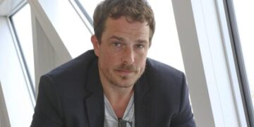 Fans van de populaire Vlaamse soap Thuis werden compleet van hun sokken geblazen na de seizoensfinale, die een emotionele klap uitdeelde. Acteur Gert Winckelmans, een van de centrale figuren in de reeks, deelde na afloop van de aflevering een ontroerend bericht met zijn volgers.👇