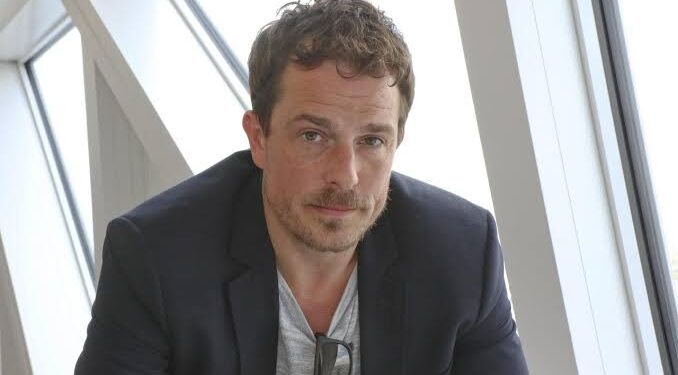 Fans van de populaire Vlaamse soap Thuis werden compleet van hun sokken geblazen na de seizoensfinale, die een emotionele klap uitdeelde. Acteur Gert Winckelmans, een van de centrale figuren in de reeks, deelde na afloop van de aflevering een ontroerend bericht met zijn volgers.👇