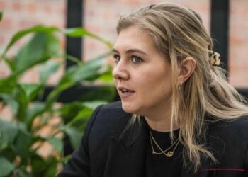 Na weken van geruchten en speculaties heeft Sarah De Bie, de echtgenote van de Belgische wielerster Wout van Aert, eindelijk gereageerd op de aanhoudende verhalen dat ze opnieuw zwanger zou zijn — en haar reactie had niemand zien aankomen.