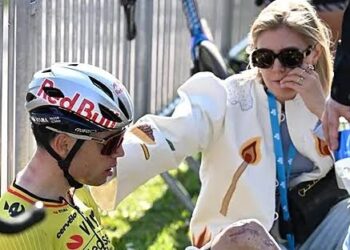 Sarah De Bie Onthult Emotionele Strijd Achter Wout van Aerts Triomf: “Ik Heb Het Lang Verborgen Gehouden”