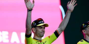 Triest nieuws:In een verrassende en emotionele aankondiging heeft de Belgische wielerster Wout van Aert bekendgemaakt dat hij zijn contract bij Team Visma aan het einde van het huidige seizoen zal beëindigen