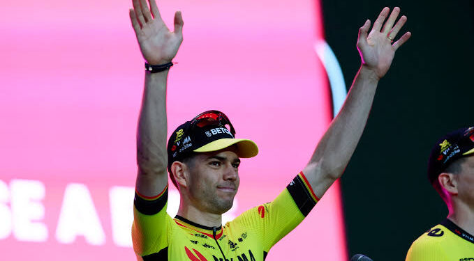 Triest nieuws:In een verrassende en emotionele aankondiging heeft de Belgische wielerster Wout van Aert bekendgemaakt dat hij zijn contract bij Team Visma aan het einde van het huidige seizoen zal beëindigen