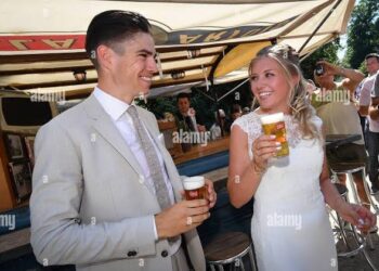 In een verrassende en emotionele aankondiging heeft de Belgische wielrenner Wout van Aert bekendgemaakt dat hij en zijn langdurige partner Sarah De Bie uit elkaar gaan.