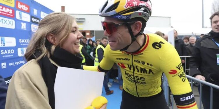 Een golf van emoties is door de wielerwereld gegaan na een hartverscheurende boodschap van Sarah De Bie, de echtgenote van Belgisch wielericoon Wout van Aert.