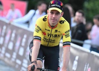 In een belangrijke ontwikkeling voor de wereld van het professionele wielrennen heeft de Belgische superster Wout van Aert zijn contract bij Team Visma | Lease a Bike officieel verlengd, waarmee hij zijn toekomst bij de Nederlandse topploeg veiligstelt.