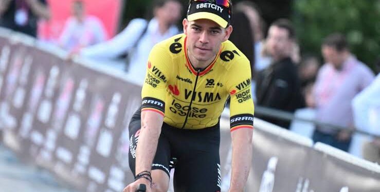In een belangrijke ontwikkeling voor de wereld van het professionele wielrennen heeft de Belgische superster Wout van Aert zijn contract bij Team Visma | Lease a Bike officieel verlengd, waarmee hij zijn toekomst bij de Nederlandse topploeg veiligstelt.
