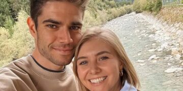 In een zeldzame en oprechte onthulling heeft Sarah De Bie, de echtgenote van de Belgische wielerster Wout van Aert, openlijk gesproken over de emotionele uitdagingen waarmee haar man achter de schermen in stilte te maken heeft.