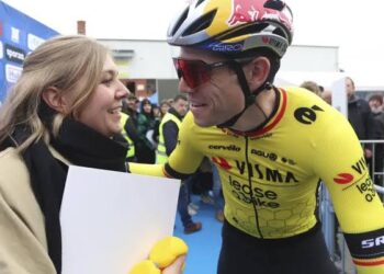 Nu de Tour de France in volle gang is, heeft Sarah De Bie – de echtgenote van de Belgische wielerster Wout van Aert – een emotionele oproep gedaan aan de fans om haar man te steunen tijdens deze moeilijke periode.