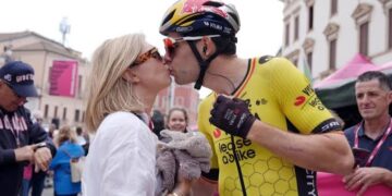 Wout van Aert: “Zij betekent enorm veel voor mij, meer dan ik kan toegeven. Zonder haar zou ik niet kunnen doen wat ik doe – zij maakt mijn leven op de fiets een stuk makkelijker.”