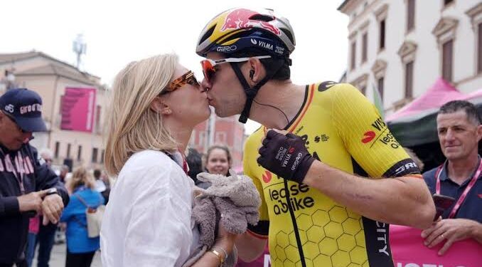 Wout van Aert: “Zij betekent enorm veel voor mij, meer dan ik kan toegeven. Zonder haar zou ik niet kunnen doen wat ik doe – zij maakt mijn leven op de fiets een stuk makkelijker.”