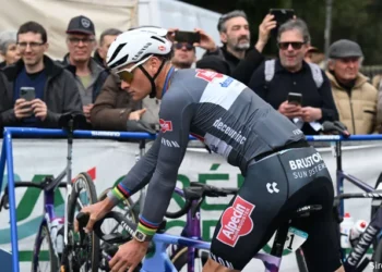 Van der Poel Heeft Nog Steeds Last van Polspijn na Eerdere Val: “Hoop dat het me niet zal beïnvloeden in de Tour de France”