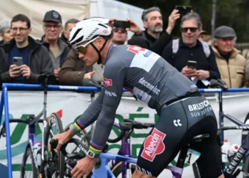 Breaking:Wielerfenomeen Mathieu van der Poel blijft last ondervinden van aanhoudende polspijn, wat een domper vormt op zijn seizoen en zorgen baart bij zowel fans als teamleden.