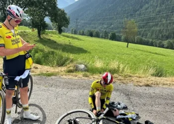 Wout van Aert laat niets aan het toeval over in zijn comeback. De Belgische renner maakte indruk met een intense trainingssessie in Tignes, wat zijn vastberadenheid en doorzettingsvermogen onderstreept, slechts enkele dagen voor de start van de Tour de France.