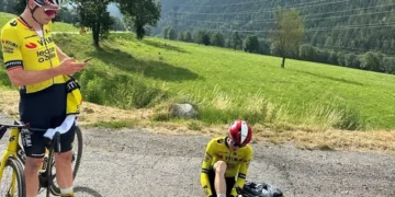 Wout van Aert laat niets aan het toeval over in zijn comeback. De Belgische renner maakte indruk met een intense trainingssessie in Tignes, wat zijn vastberadenheid en doorzettingsvermogen onderstreept, slechts enkele dagen voor de start van de Tour de France.