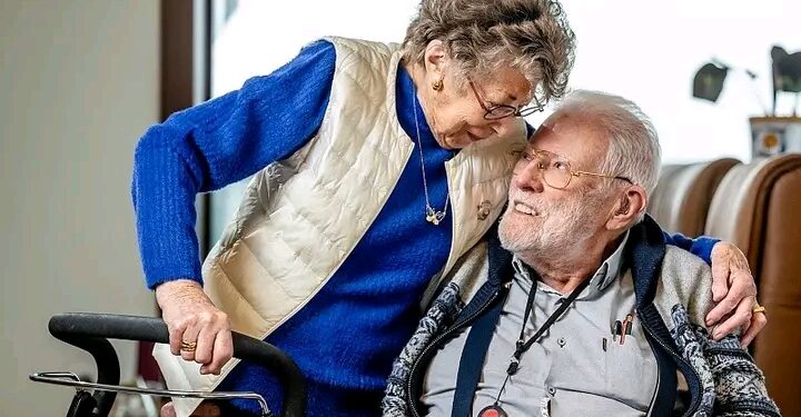 ‘Familie’-actrice Annie Geeraerts (98) gebroken omdat ze laatste wens van overleden partner Paul (93) niet kon vervullen: ‘Ik heb echt mijn best gedaan’..
