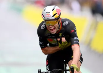 De spanning stijgt in het Belgische wielrennen nu bondscoach Sven Vanthourenhout subtiel aandringt op een snelle beslissing van Wout van Aert over het WK. Hij benadrukte het belang van “volledig toegewijde renners met een duidelijke focus.”