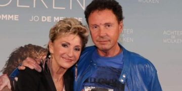 De Belgische actrice Martine Jonckheere had vrijdag alle reden om te stralen—en dat was niet alleen door haar gebruikelijke charme. De geliefde actrice deelde op sociale media een bijzonder persoonlijk moment: haar 38ste huwelijksverjaardag met echtgenoot Filip.